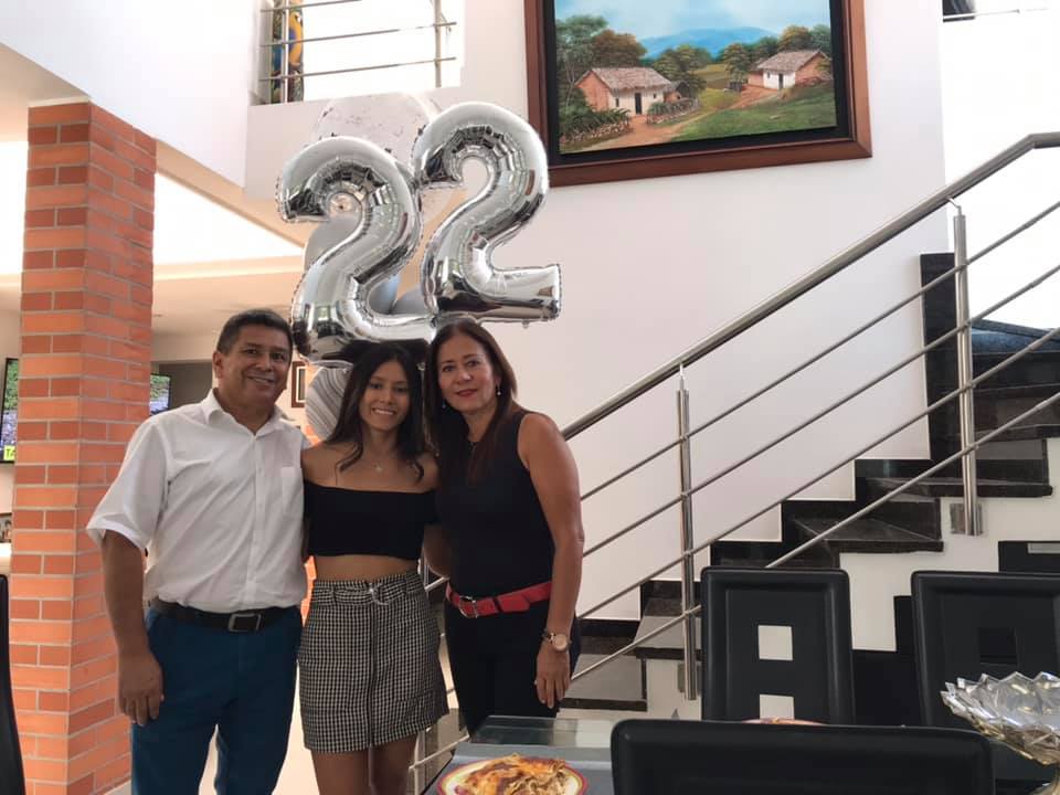 Junto a sus padres el exalcalde Héctor Aníbal Ramírez Escobar y Sara Peralta Rodríguez. Junto a sus padres el exalcalde Héctor Aníbal Ramírez Escobar y Sara Peralta Rodríguez.